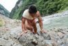 <div align=`left`>　　世界纤夫在哪里，长江三峡神农溪。一叶豆角舟、一群拉纤汉、一曲船工号子，纤夫的故事在神农溪（又名男人河）上从远古延续到现代。早在六七十年代，神农溪沿岸居民出行、生活资料进出全靠木船， 于是纤夫应运而生，“桡夫子”自然成为男人们谋生的手段。（图/文 付瑞勇）</div>