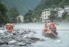 <div align=`left`>　　 拉纤是个苦力活儿，沿岸峰峦林立、峭壁千仞，但纤夫个个身手矫健，四肢攀附在凸凹不一的岩壁上，身上还要承载一百多斤的重量。要是遇到湍急的河段，逆流拉纤更是难上加难。（图/文 付瑞勇）</div>