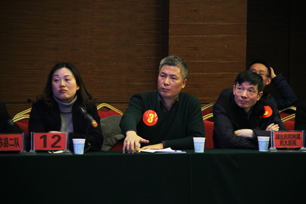 巴东县中医院代表队选手果断迅疾摁下抢答器