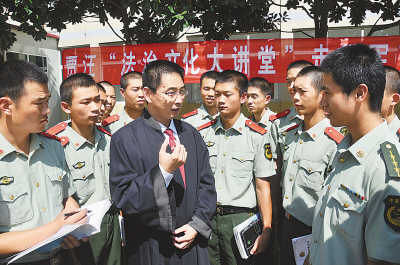江苏省徐州市贾汪区“流动法律门诊服务团”走进驻地警营。