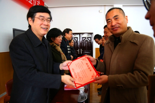 图为为学员颁发结业证书 图为为学员颁发结业证书