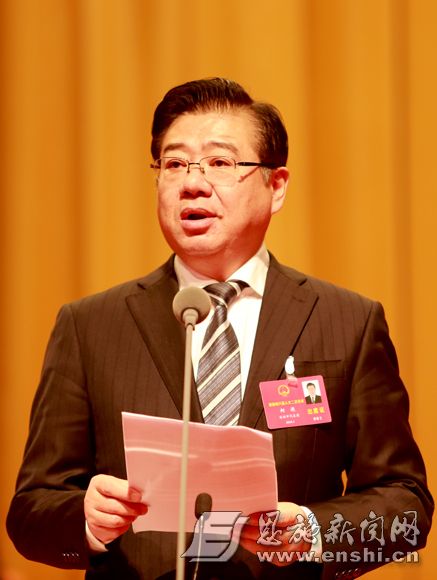新当选州人大常委会主任柯俊讲话。记者田代明摄